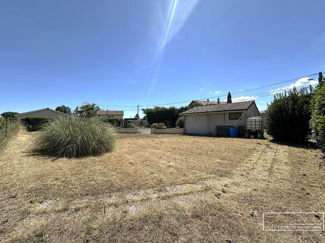 Terrain plat constructible de 900 m2 Libre constructeur Garage Possibilité de division