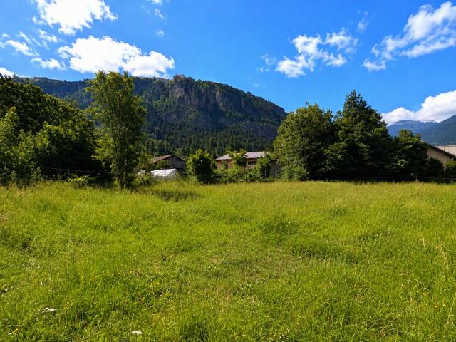 Terrain plat à bâtir de 700 m² – Eygliers