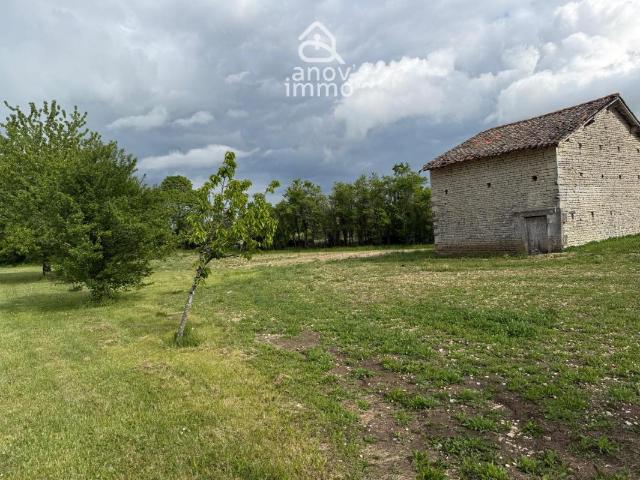 terrain plat avec grange