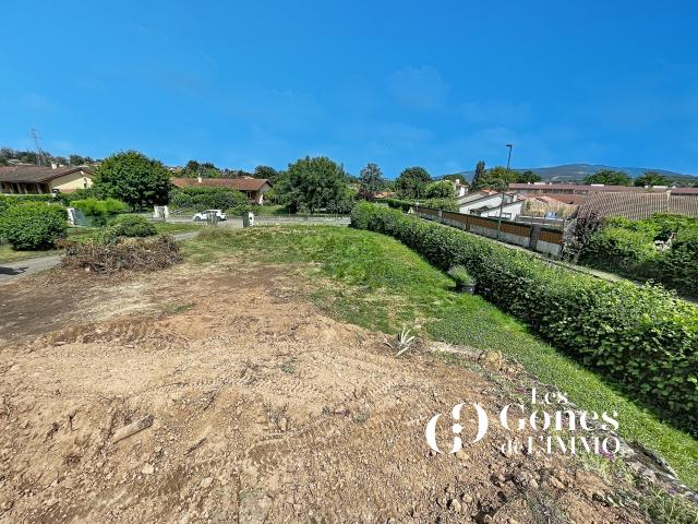TERRAIN PLAT DE 338 M2 AU CALME ET PROCHE DU CENTRE