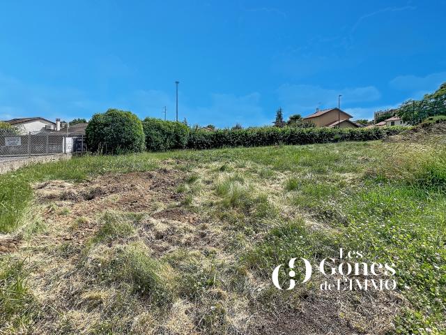 TERRAIN PLAT DE 421 M2 AU CALME ET PROCHE DU CENTRE