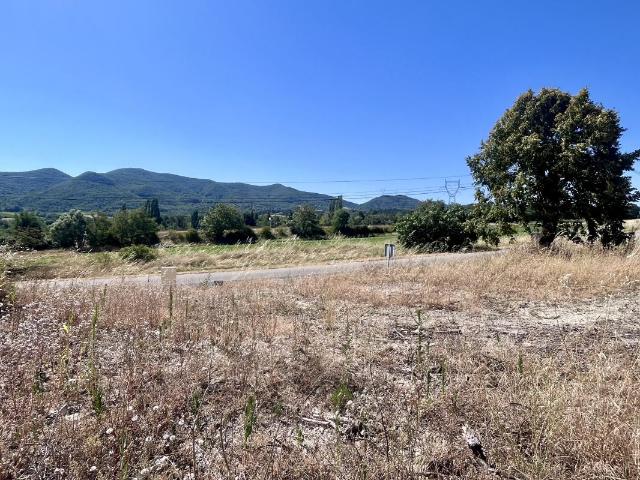 Terrain plat et viabilisé 690 m2 Baix