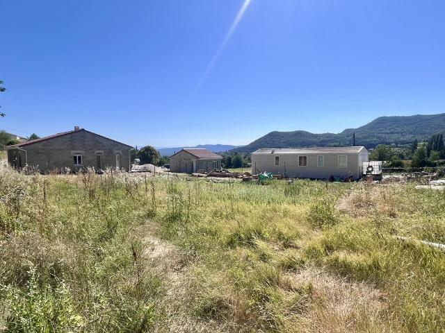 Terrain plat et viabilisé 760 m2 Baix