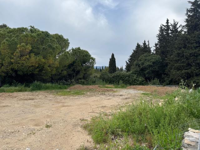TERRAIN PLAT MOUGINS PROCHE COMMODITES