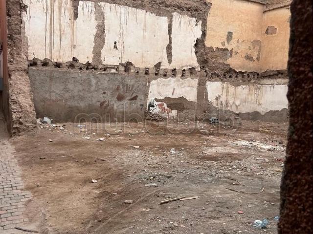 Terrain Riad à Vendre trois façades– Quartier Assouel Zone Touristique, 166 m² – Accès Voiture – Autorisation R2