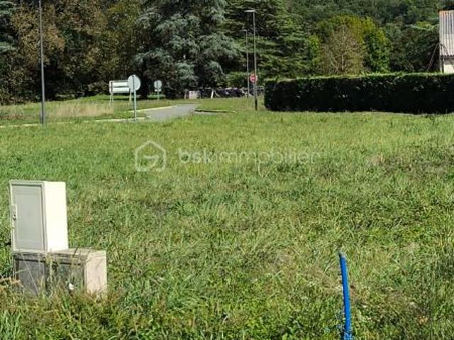 Terrain viabilisé – Environ 1 200 m² – Vue Pyrénées