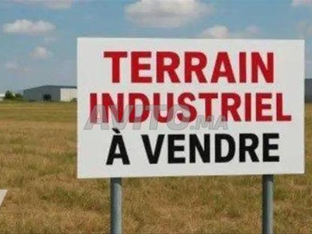 Terrain 1400 m² Industriel / Zone d'activités