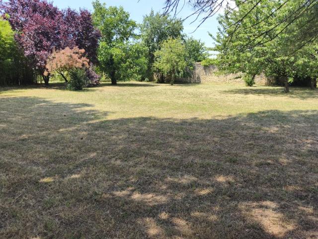 Terrain 1020 m2 st romain de benet
