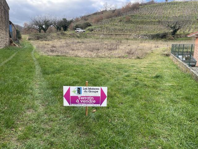 TERRAIN 1070 M² A LIMONY