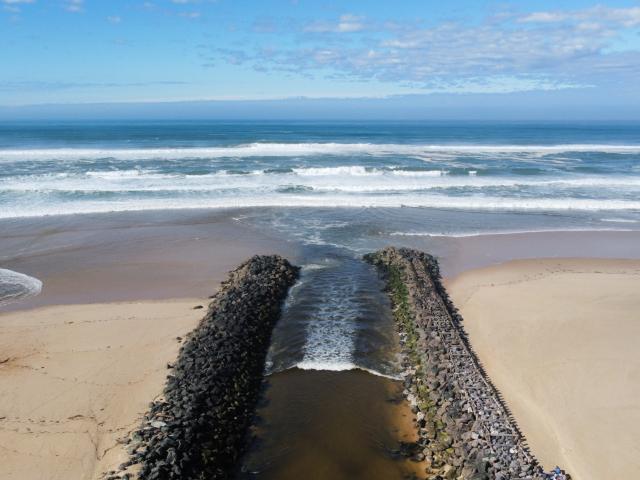 Terrain, 300 mètres des plages