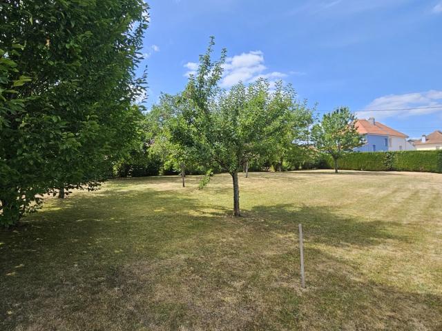 Terrain 744 m²