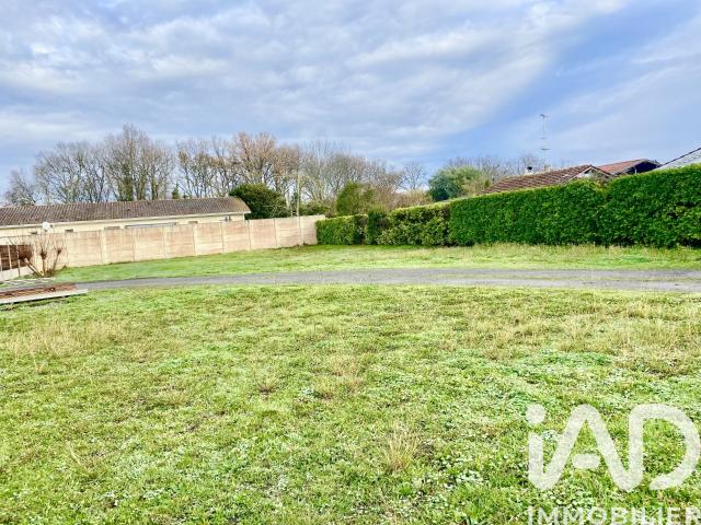 Terrain 745 m²