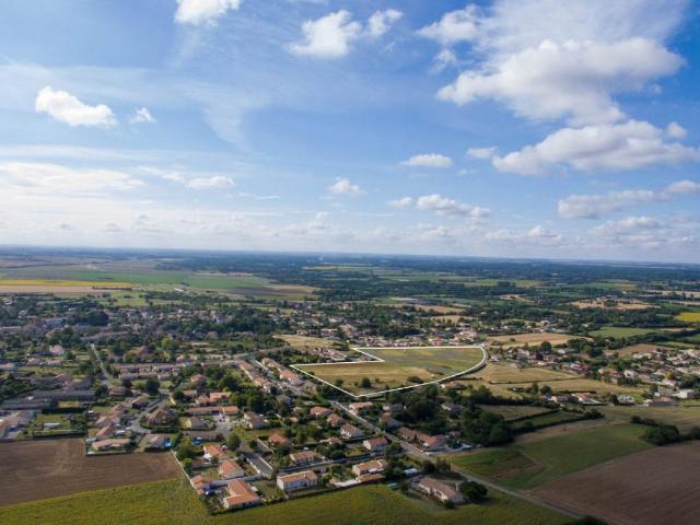 Terrains viabilisés et libres de constructeurs à Benet de 432 m²