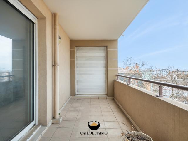 Terrasse et vue mer entre Longchamp et les Cinq Avenues