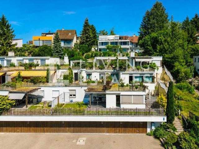 TERRASSENHAUS MIT PANORAMABLICK UND INDIVIDUELLEM LICHTKONZEPT