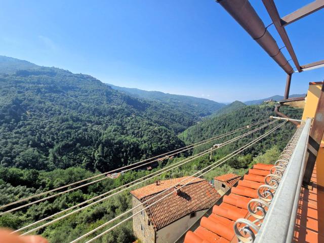 Terratetto completamente ristrutturato con terrazza panoramica in centro storico in vendita a Pescia