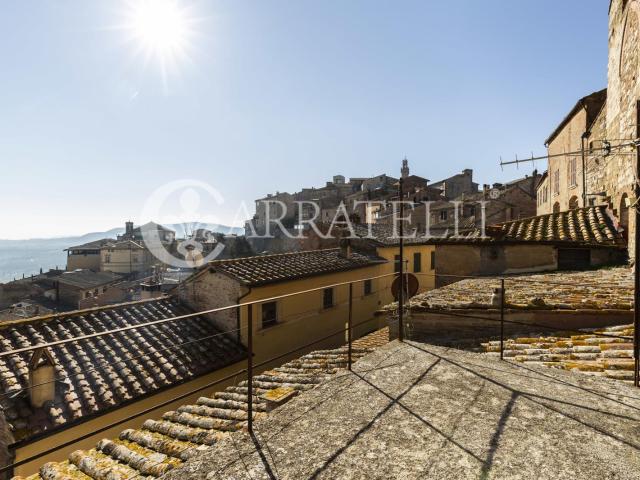 Terratetto da ristrutturare di circa 120mq con garage e nego. 115m² Montepulciano