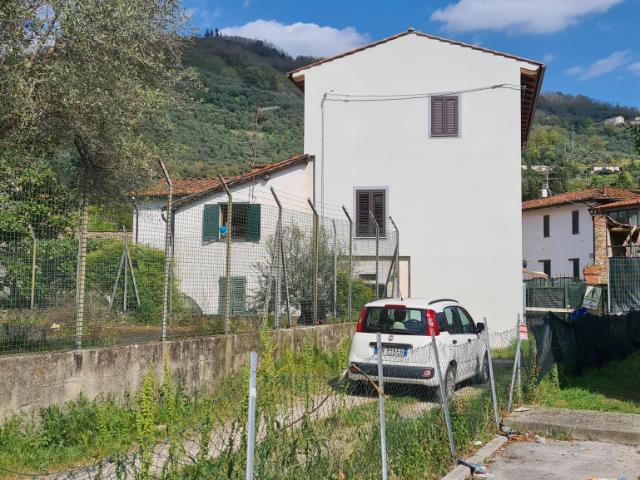 TERRATETTO in VENDITA a PESCIA di 6 vani