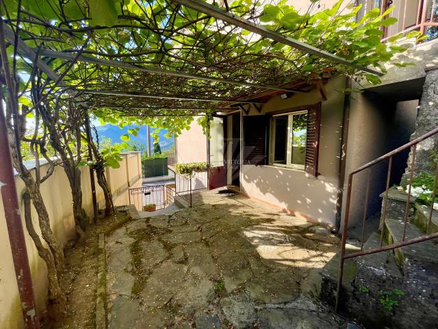 TERRATETTO in VENDITA a PIETRASANTA COLLINA di 5 vani