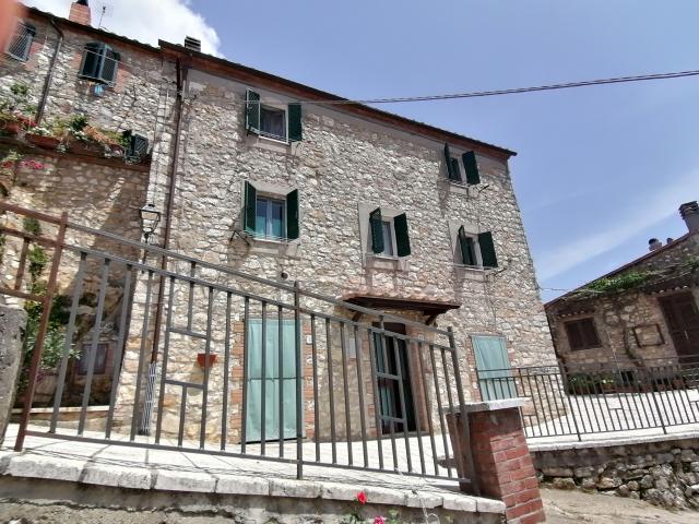 TERRATETTO in VENDITA a SEMPRONIANO CENTRO di 7 vani