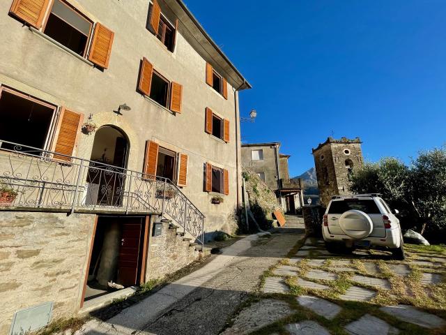TERRATETTO in VENDITA a STAZZEMA Pruno di 8 vani