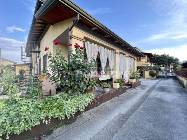 Terratetto unifamiliare 130 m², buono stato, Marina di Massa Centro, Massa