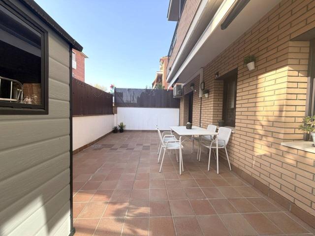 TERRAZA A PIES DE COMEDOR Y PARKING