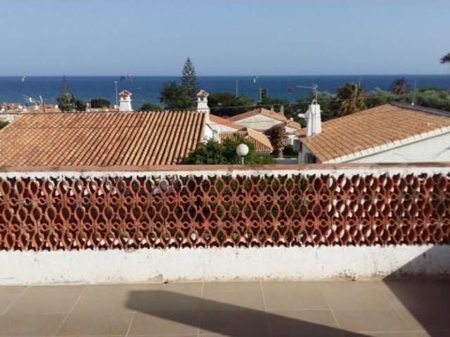 Terraza, vistas al mar, internet wifi soleado y luminoso. Piscina comunitaria