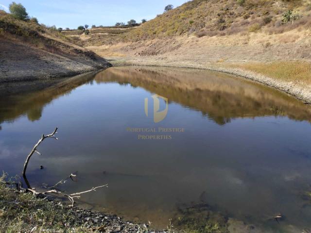 Terreno misto com 1.200 m2 área urbana e 12.7 hectares de terreno com lago privado em botelhas castro marim
