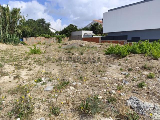 Terreno Moradia Unifamiliar T3+1 Suítes