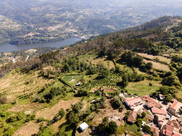Terreno na aldeia preservada de Fandinhães