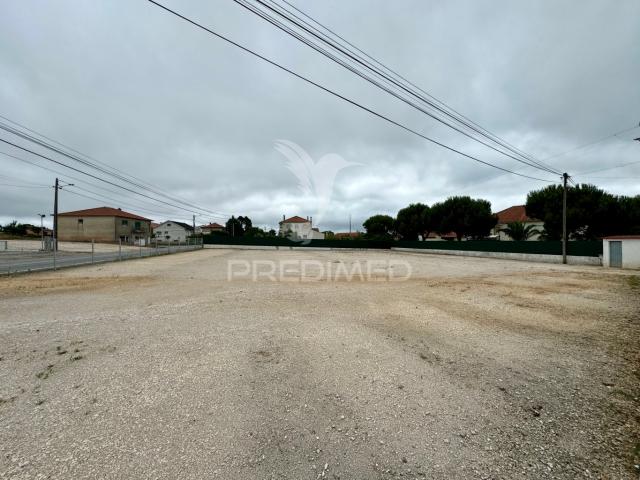 Terreno na Estrada de Leiria situado em Loureira