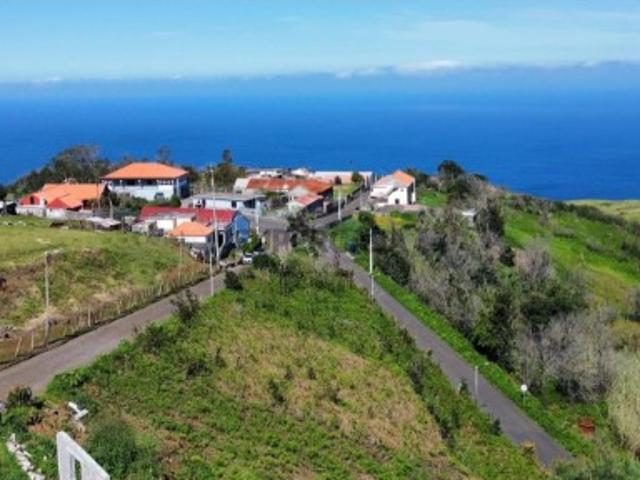 Terreno na Ponta do Pargo com Potencial e Natureza