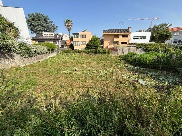Terreno no Bairro Hollywood junto ao Colégio Alemão Rua Guerra Junqueiro