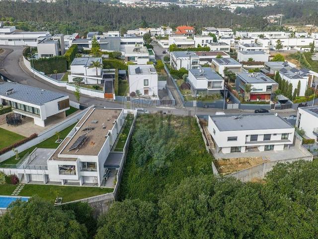 Terreno, Nogueira do Cravo