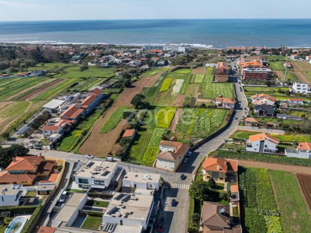 Terreno a 1km da Praia de Valadares