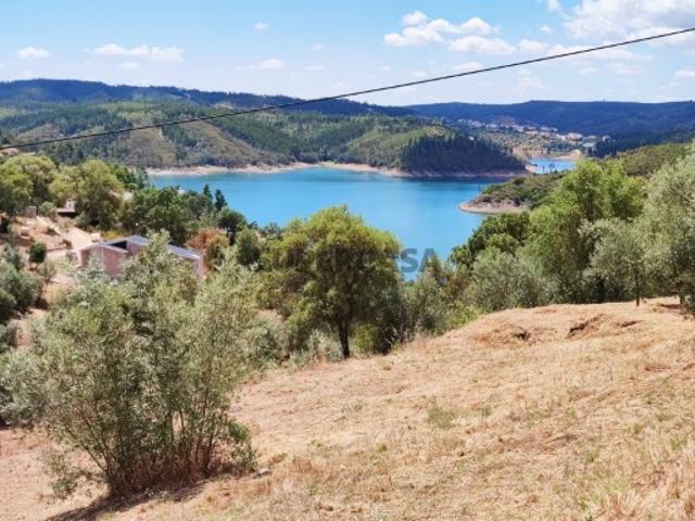 Terreno de exceção com vista panorâmica sobre a albufeira de Castelo de Bode Serra