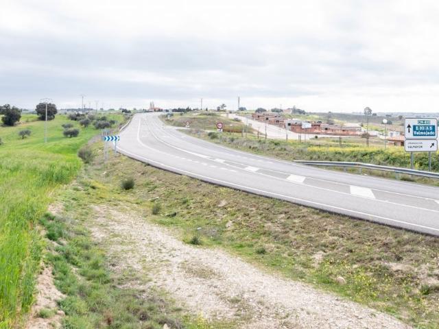 terreno agrario junto a la carretera