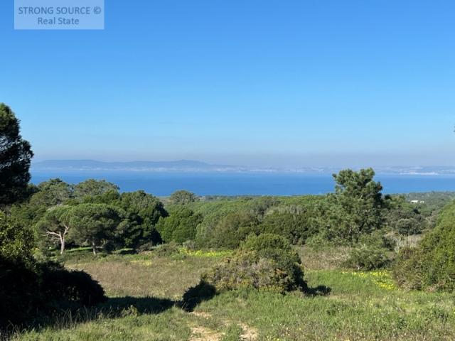Terreno Agrícola, com 16,750,00 m2 1,675 ha, com vista fantástica para o mar, junto à Azóia, com acesso por caminho público, muito soalheiro, próximo das praias