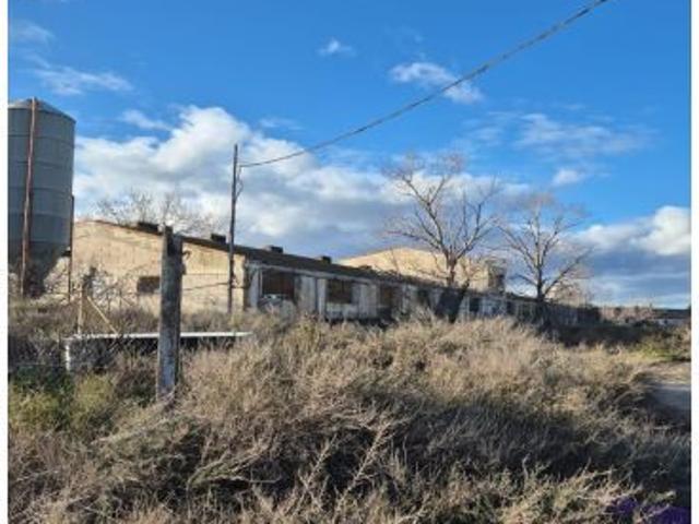 Terreno agricola con naves en Tauste