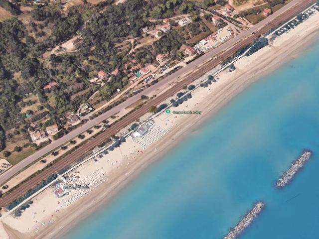 Terreno Agricolo con / Senza Piccolo Prefabbricato in vendita a Cupra Marittima, Lungomare al Di