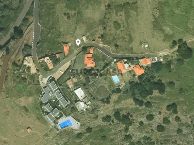 Terreno amplo com palheiro, vista mar, urbanizável para moradia em Fajã de Ovelha, Calheta