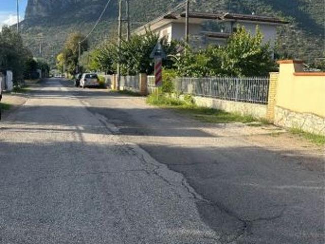 Terreno angolare fronte strada