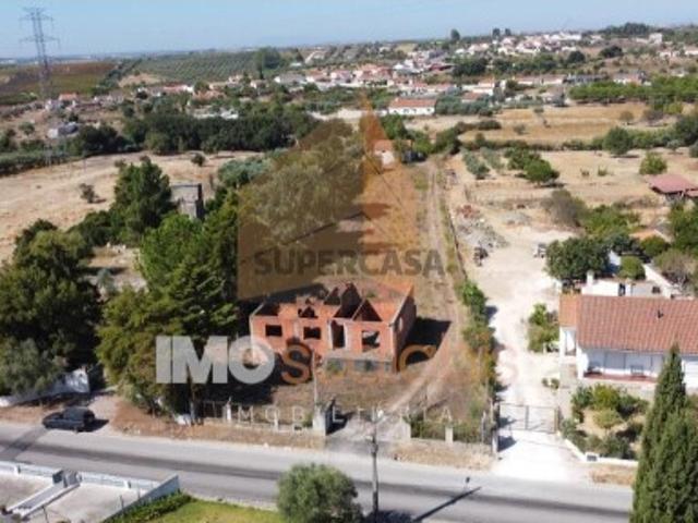 Terreno com 4000M2 no Centro de Alcanhões com Armazém e Projeto de Moradia Inacabado