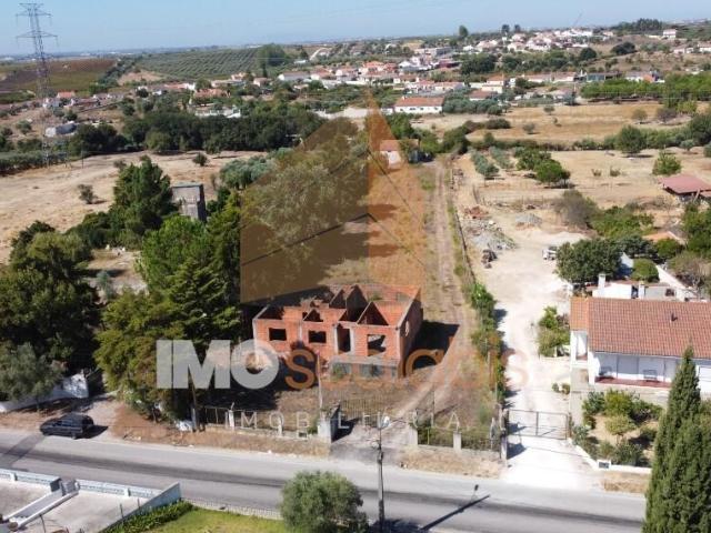 Terreno com 4000M2 no Centro de Alcanhões com Armazém e Projeto de Moradia Inacabado