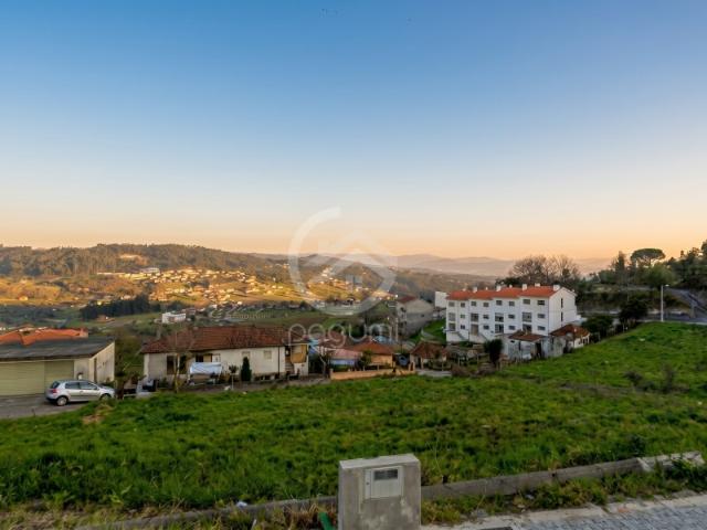Terreno com 416 m² para Construção em Zona Residencial Tranquila