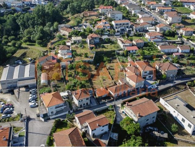 Terreno com 4 moradias geminadas para recuperar em Serzedelo Guimarães
