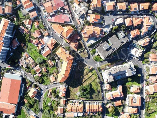 Terreno com 4.103 m² localizado numa zona estratégica do Caniço