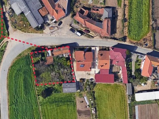 Terreno com 500 m2 com Moradia para Recuperar Cidade da Maia
