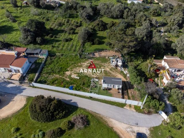 Terreno com 1330m2 com casa amovível T2